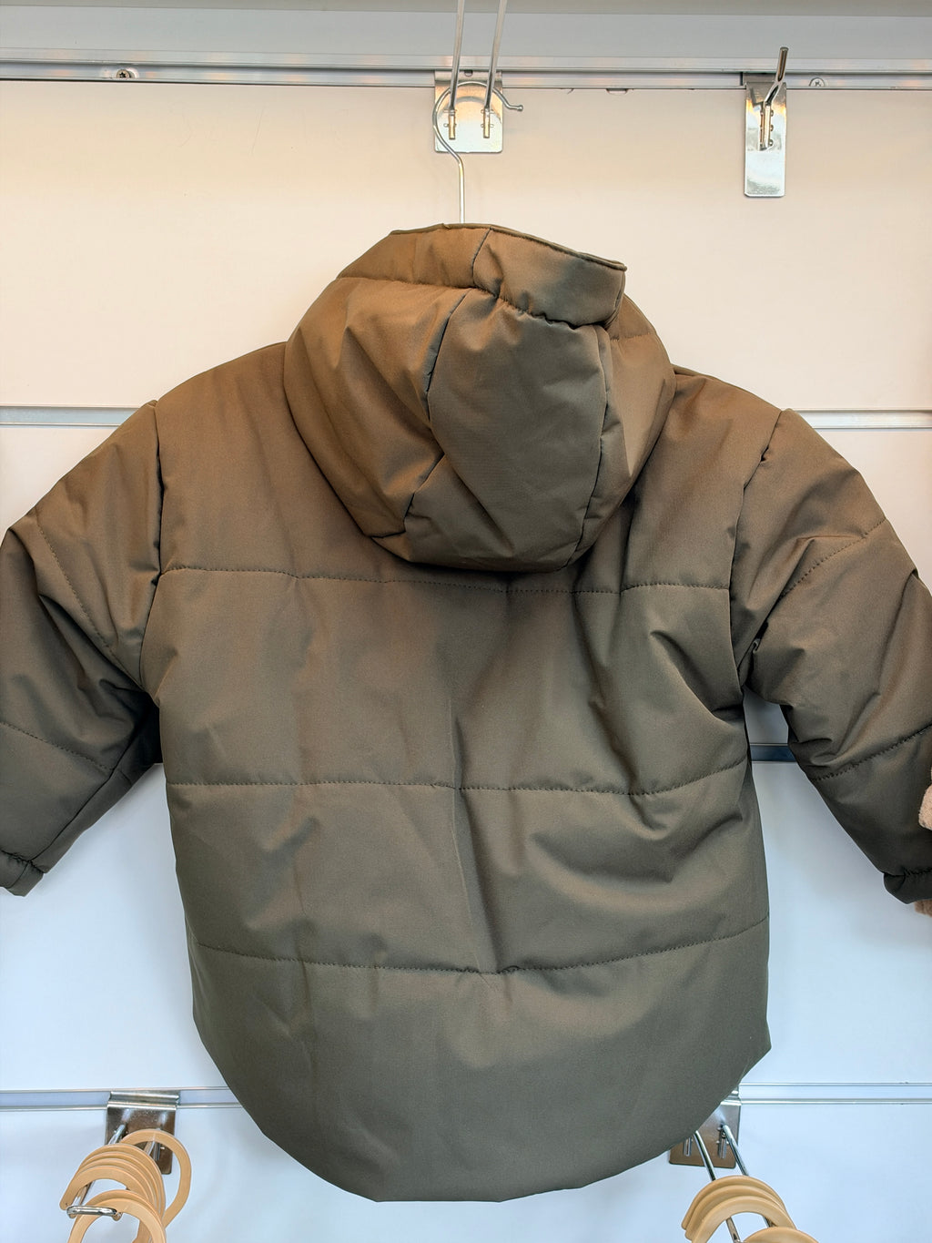 Jongens Winterjas met Teddyvoering & Capuchon – Olijfgroen