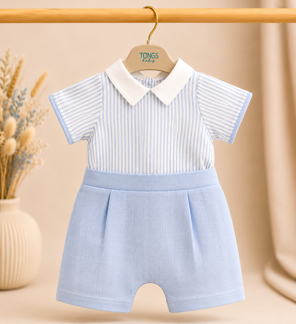 Lichtblauwe baby romper voor jongens met witte kraag en gestreept design. Elegante en comfortabele outfit voor speciale gelegenheden.