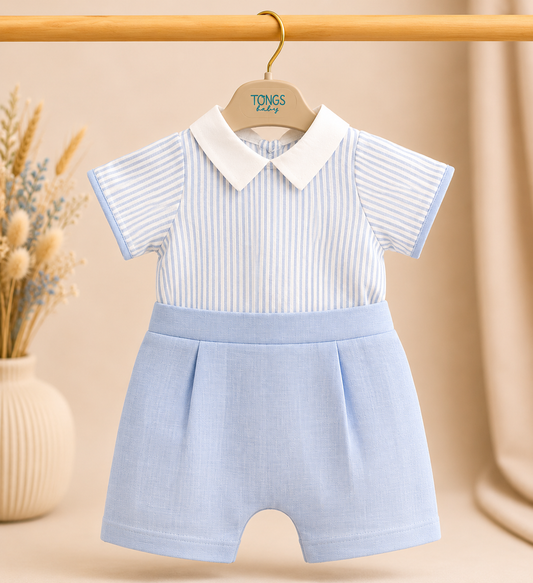 Lichtblauwe baby romper voor jongens met witte kraag en gestreept design. Elegante en comfortabele outfit voor speciale gelegenheden.